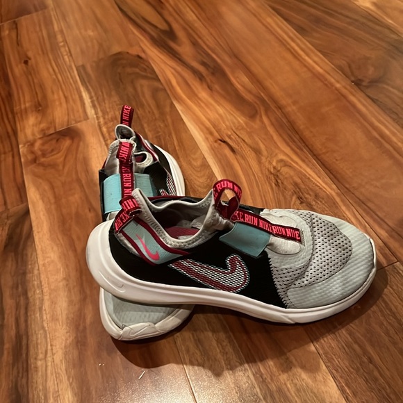 Gray Nike tennis shoes super cute design on the side - Picture 6 of 6